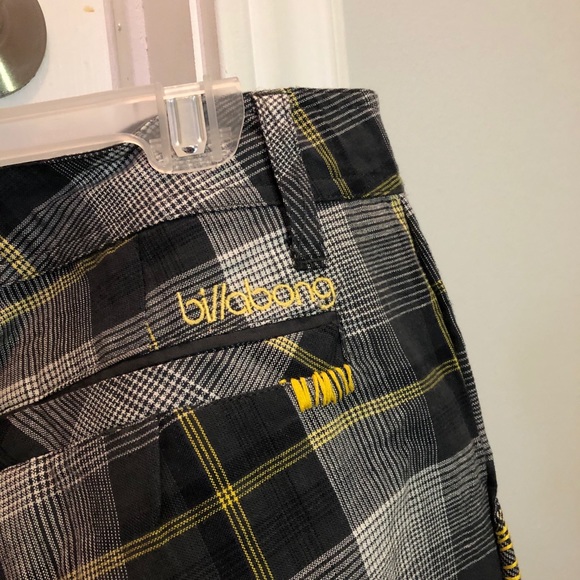 Billabong Shorts - Picture 3 of 5